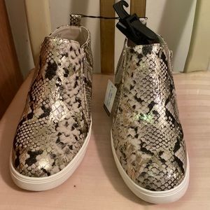 NWT Wedge shoes with zippers